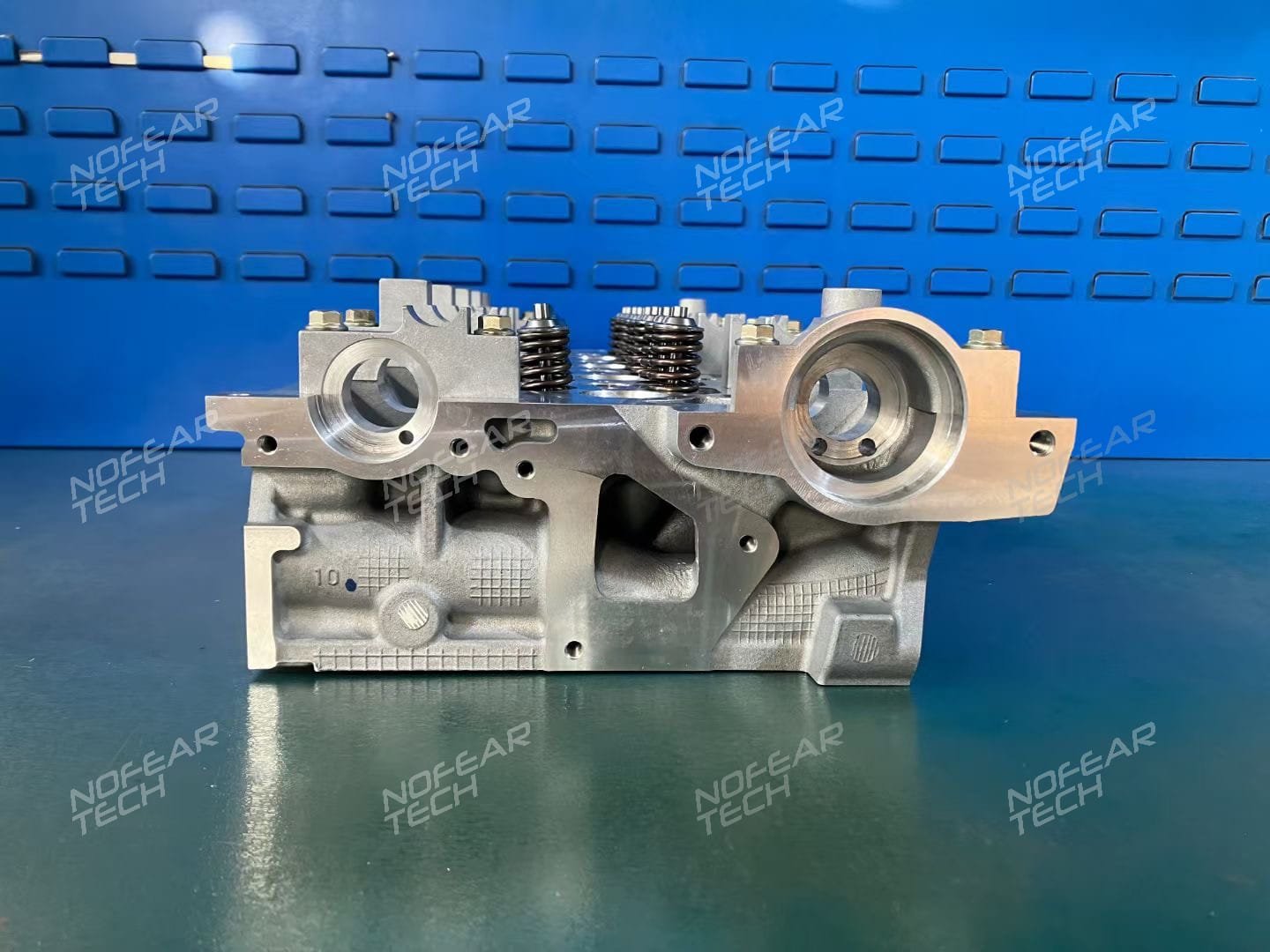 G9T 645 cylinder head intake side with valves