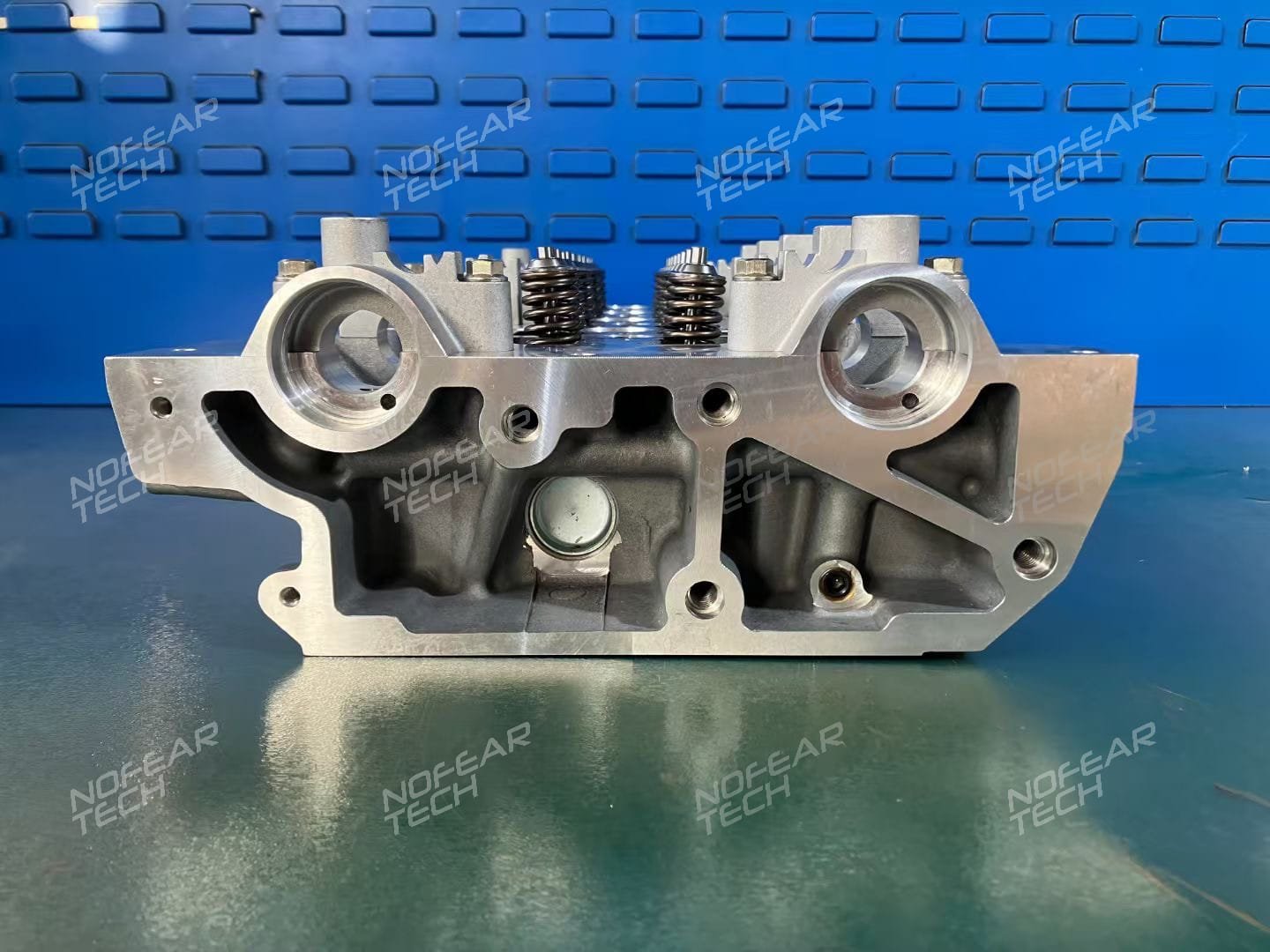 G9T 645 cylinder head semi-assembly front view – Renault 2.2L diesel